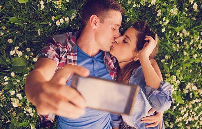 Estudo afirma que casais felizes não se exibem nas redes sociais