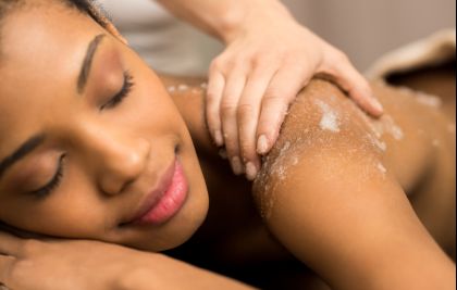 6 benefícios para a pele da esfoliação corporal 