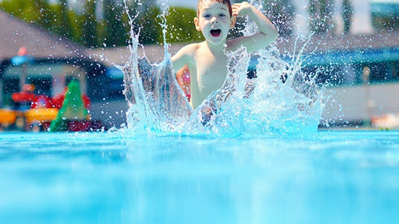 5 instruções e cuidados fundamentais para filhos que vão para lugares com água